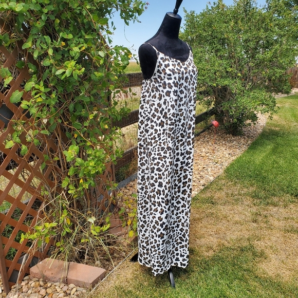 Pink Lily Women's Size Medium Leopard Print Animal Print Maxi Dress EUC - Picture 13 of 17